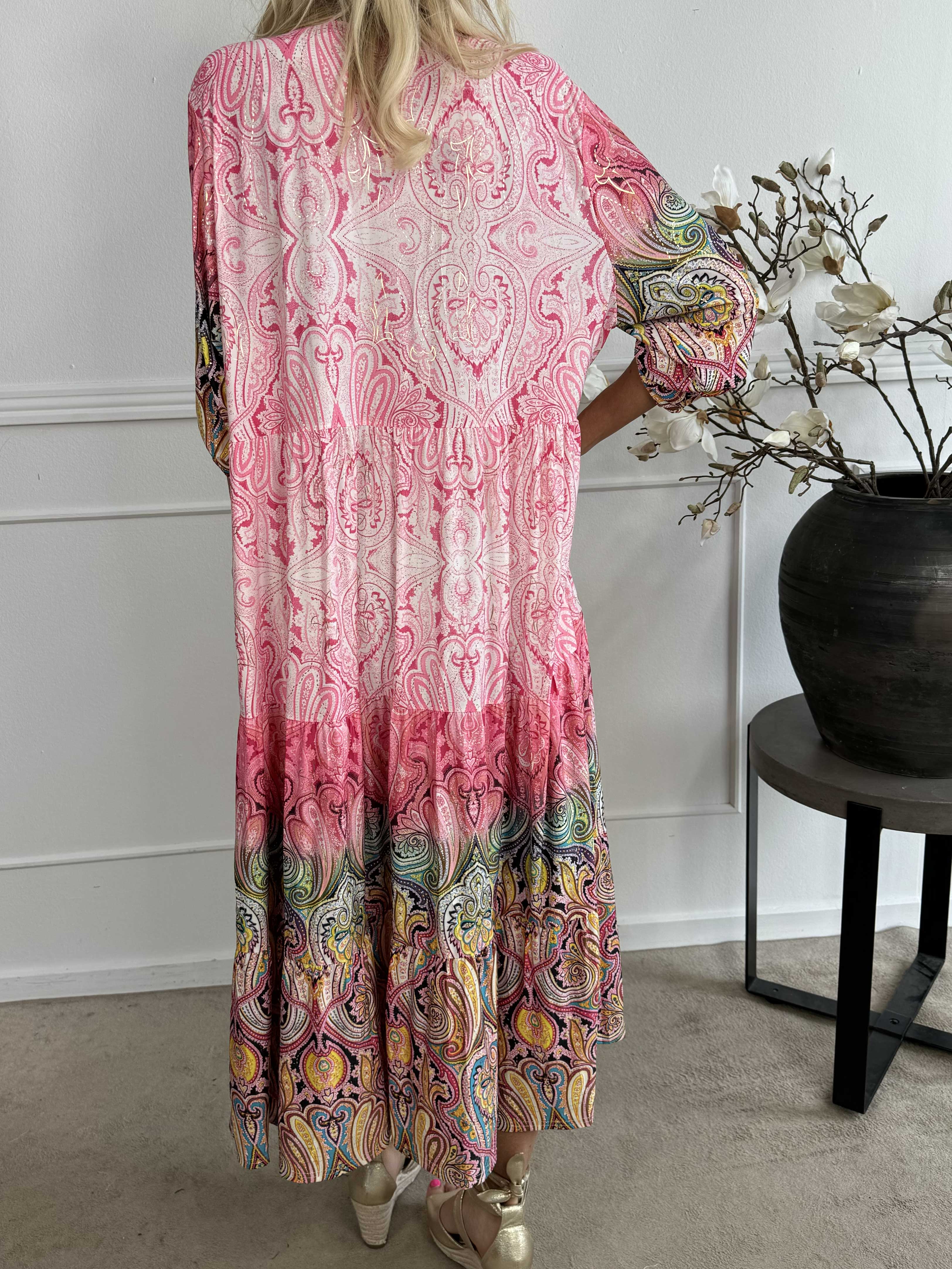 Milano Tamaria - Långklänning med fint tryck i lager-på-lager-look